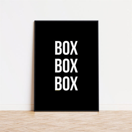 Lustiges Poster mit dem Text 'BOX' in Großbuchstaben auf schwarzem Hintergrund, perfekt für Motorsport-Fans. Poster Formel 1 Sprüche von justgoodmood.