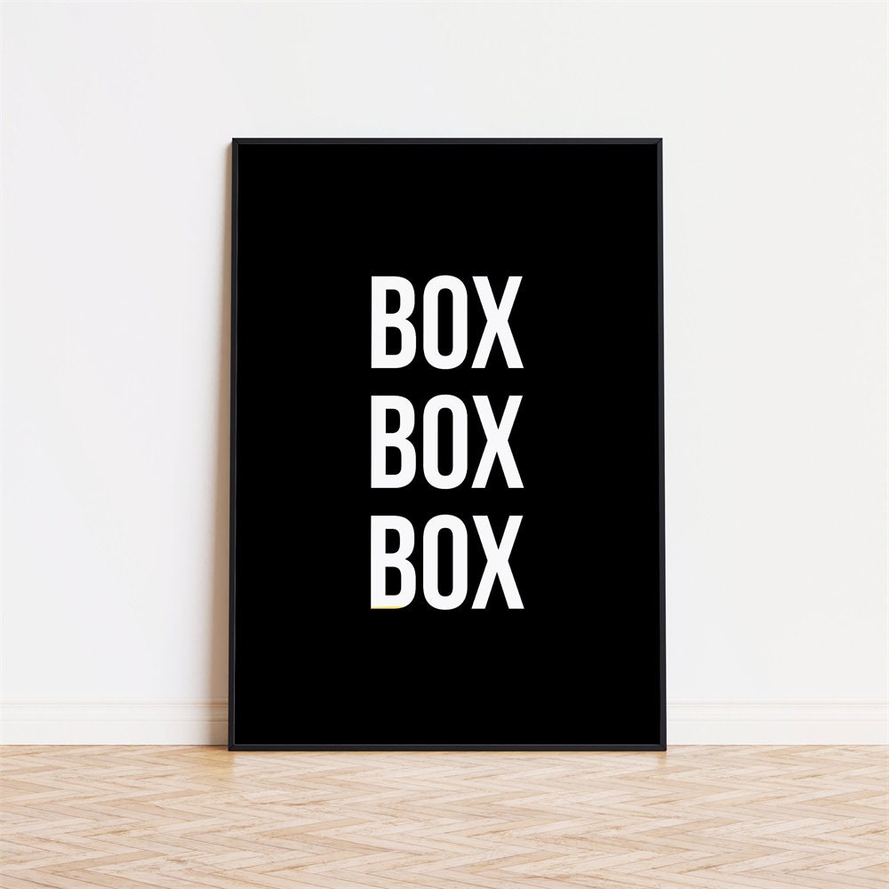 Schlichtes schwarzes Poster mit wiederholtem Schriftzug 'BOX' in Weiß, geeignet als kreative Wanddekoration von justgoodmood. Ein tolles Geschenk für jeden Motorsport-Liebhaber!