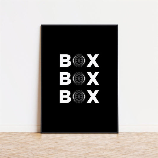 Stilvolles Poster mit dem Schriftzug 'BOX' in Weiß und stilisierten Reifen auf schwarzem Hintergrund, ideal als Deko Print für Motorsport-Fans von justgoodmood. Perfekt für dein Zuhause!