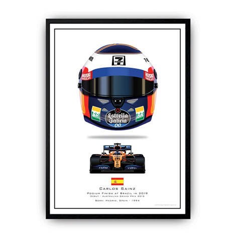 Stylisches Formel 1 Poster von Carlos Sainz mit hellem Helm und Rennwagen, perfekt für echte Sportliebhaber. Deko Print ohne Rahmen von justgoodmood.