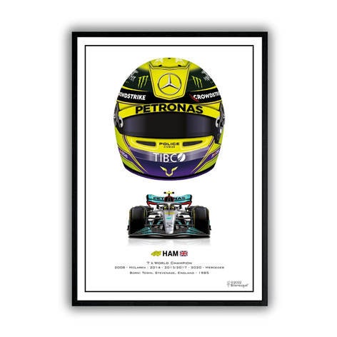 Formel 1 Helm von Lewis Hamilton, 7-facher Weltmeister, auf hochwertigem Deko Print von justgoodmood, inklusive Rennauto Darstellung. Ideal für Motorsport-Fans und als stilvolle Wanddekoration.
