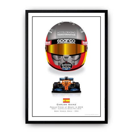 Formel 1 Helm von Carlos Sainz, Sieger des Großen Preises von Brasilien 2019, auf einem stilvollen Deko Print von justgoodmood, mit Rennwagen-Illustration. Ideal zur Verschönerung Ihres Raumes!