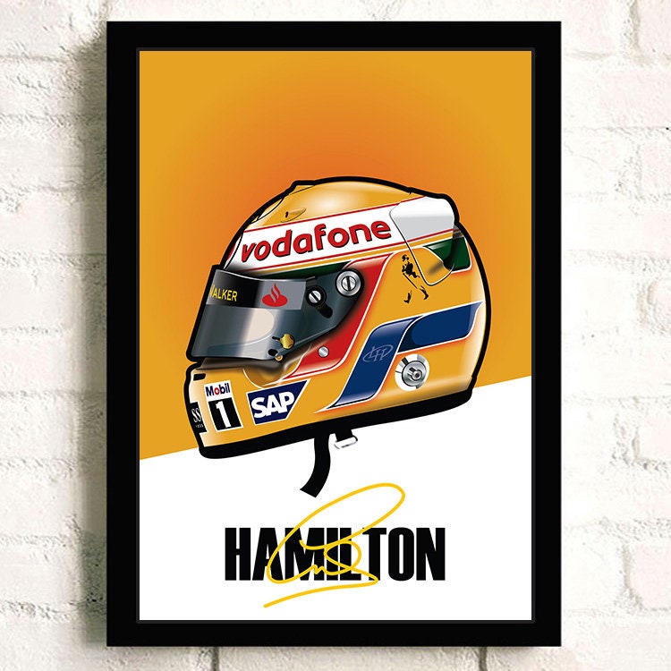 Poster Formel 1 Helm von justgoodmood, zeigt den Rennfahrer Hamilton in einem aufregenden Design – bring die Rennatmosphäre in deine vier Wände!