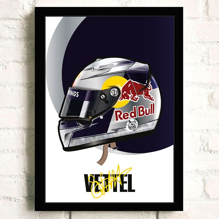 Schickes Poster eines Formel 1 Helms von Sebastian Vettel, kunstvoll gestaltet und signiert. Perfekte Wanddekoration für F1-Fans, verfügbar bei justgoodmood.