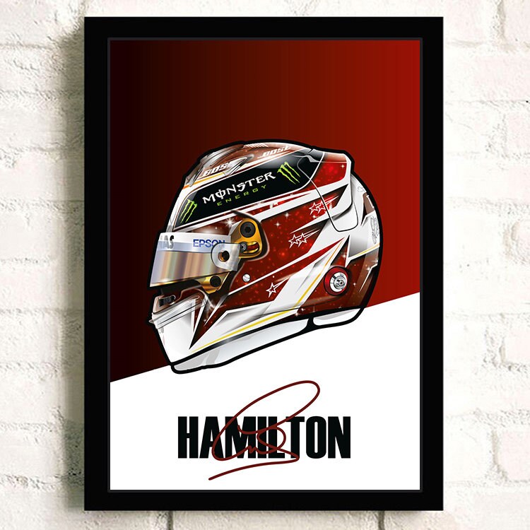 Faszinierendes Poster eines Formel 1 Helms von Lewis Hamilton, unterzeichnet und in kräftigen Farben. Ein Muss für jeden Motorsportliebhaber, erhältlich bei justgoodmood.