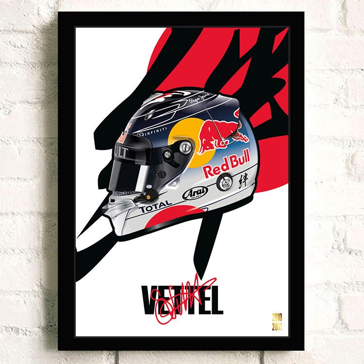 Stylisches Poster eines silbernen Formel 1 Helms mit dem Red Bull Logo und einer markanten Signatur von Vettel, perfektes Deko-Element für Motorsportliebhaber - justgoodmood, Poster Formel 1 Helm Rennfahrer Name Unterschrift I Deko Print ohne Rahmen.