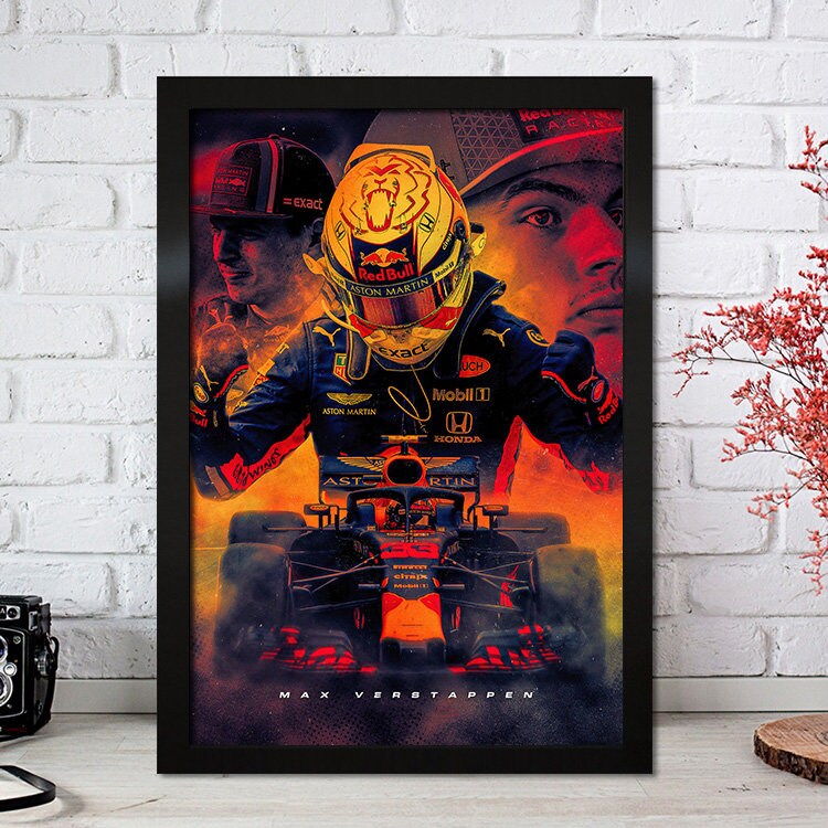 Dynamisches Poster von Max Verstappen, das seine Fähigkeiten im Formelsport zelebriert. Perfektes Geschenk für Racing-Fans von justgoodmood.