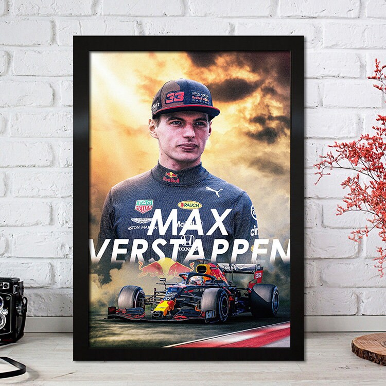 Dynamisches Poster von Max Verstappen in Anspielung auf seine Rennfahrerkariere mit Red Bull, perfekt von justgoodmood für Motorsportliebhaber.