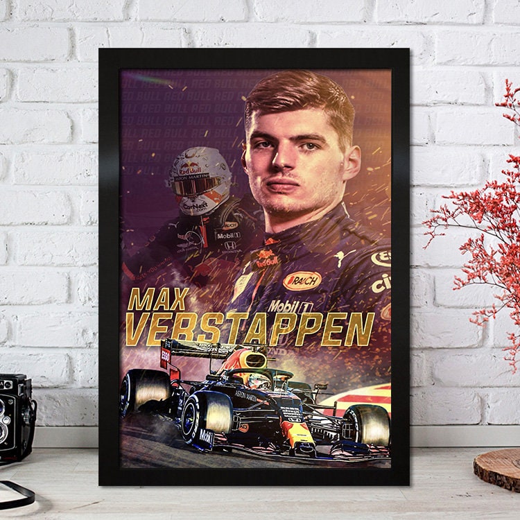 Kunstvolles Poster von Max Verstappen, Präsentation von justgoodmood. Zeigt den Rennfahrer in Aktion neben seinem Red Bull Rennwagen.