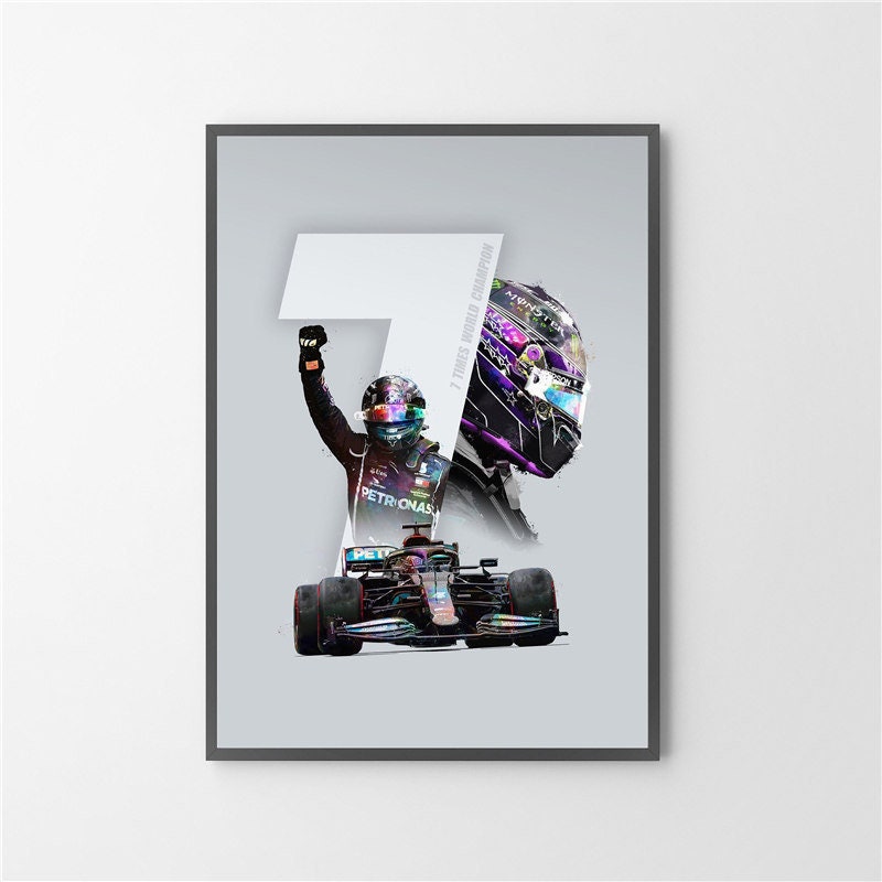 Stylisches Poster von Formel 1 Rennfahrer Helm I Deko Print ohne Rahmen von justgoodmood. Eine beeindruckende Darstellung eines Rennfahrers mit spektakulärem Rennen Hintergrund und der Zahl 7, perfekt für jedes Motorsportfan-Zimmer.