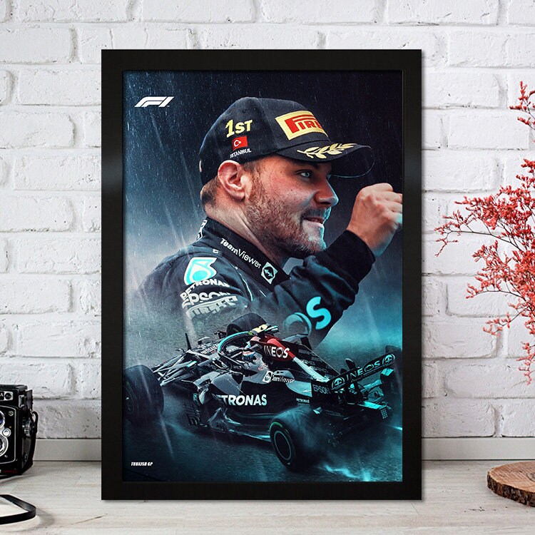 Poster von justgoodmood: Formel 1 Rennfahrer Legenden mit einem siegreichen Fahrer, das stilvolle Deko Print, das jedes Zimmer in ein Motorsport-Paradies verwandelt.