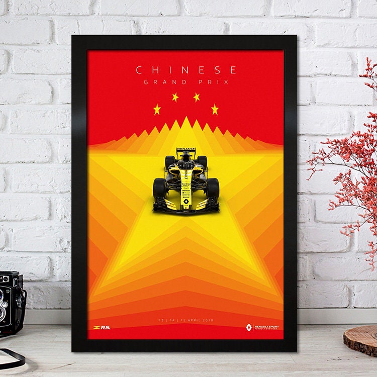 Faszinierendes Poster des chinesischen Grand Prix mit einem leuchtend gelben Rennwagen und einem modernen Design, erhältlich bei justgoodmood. Poster Formel 1 Rennfahrer Legenden Rennwagen.