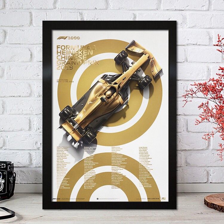 Fesselndes Poster vom Formel 1 Heineken China Grand Prix 2019, das eine goldene F1-Rennmaschine darstellt. Ein Highlight von justgoodmood für jedes Rennauto-Fanzimmer.