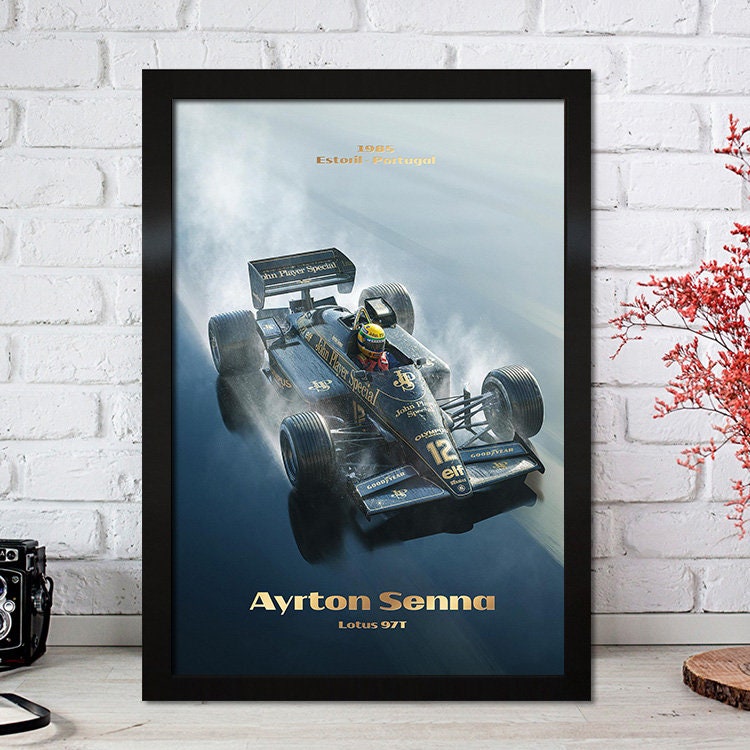 Ein stilvolles Poster von Ayrton Senna im Lotus 97T aus dem Jahr 1985, perfekt für jeden Motorsport-Fan, erhältlich bei justgoodmood. Poster Formel 1 Rennfahrer Legenden Rennwagen.