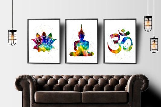 Bunte Wanddekoration von justgoodmood: Yoga Poster mit einer Lotusblume, Buddha, und dem Om-Symbol, perfekt als Deko Print für jeden Yogaraum.