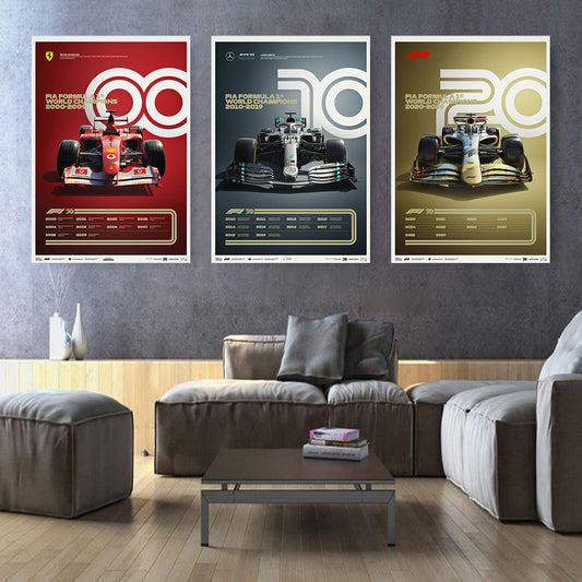 Helles Poster von Formel 1 Rennwagen mit Chronologie der Weltmeisterschaften von 2000 bis 2009, perfekt für Motorsportfans, erhältlich bei justgoodmood. Poster Formel 1 Jahrzehnte Rennwagen Chronologie Legenden I Deko Print ohne Rahmen.