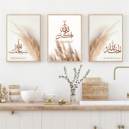 Wandbild mit Pampass Gras und islamischer Kalligraphie von justgoodmood - ein stilvolles Poster, das ‘Subhanallah’ in elegantem Design zeigt, perfekt für Wohnzimmer oder Schlafzimmer.