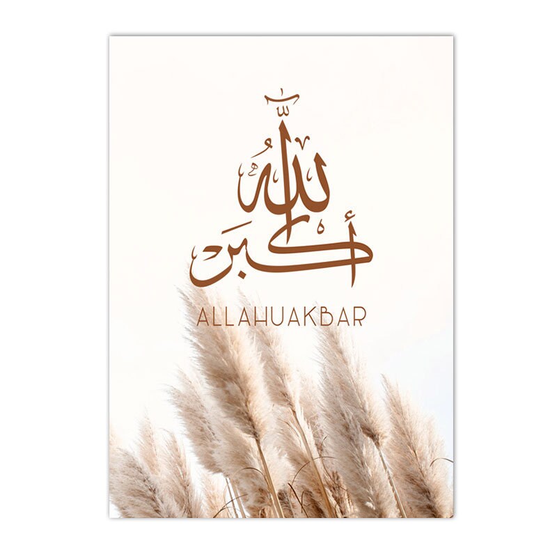 Kunstvolles Wandbild von justgoodmood mit dem Aufdruck ‘Allahuakbar’ und Pampass Gras, ideal für eine inspirierende Raumgestaltung.