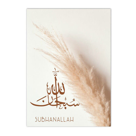 Elegantes Poster mit dem Wort ‘Subhanallah’, in sanften Farben gedruckt auf Baumwolle von justgoodmood, ideal für Wandgestaltung in modernen Räumen.