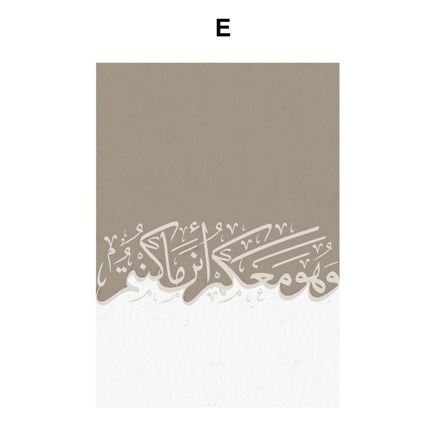 Elegantes Poster mit zeitgenössischer islamischer Kalligraphie in einladenden Grautönen, perfekt für die Verschönerung von Wohn- oder Schlafzimmer. Verleihen Sie Ihren Wänden einen kulturellen Akzent mit justgoodmood! Poster Abstrakt Islamische Kalligraphie I Wandbilder Wohnzimmer & Schlafzimmer I Deko Print Bilder I ohne Rahmen.