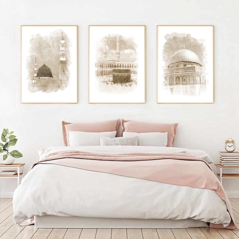 Elegante Poster von justgoodmood, die die Schönheit islamischer Architektur in einem Schlafzimmer präsentieren - Poster Mekka Islamische Architektur.