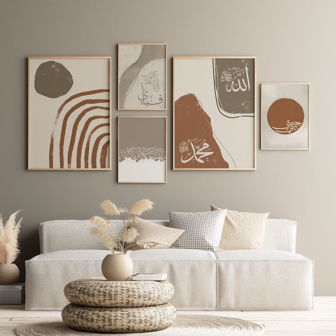 Wandbilder mit abstrakter islamischer Kalligraphie im Wohnzimmer, perfekt für eine stilvolle Deko von justgoodmood. Poster Abstrakt Islamische Kalligraphie I Wandbilder Wohnzimmer & Schlafzimmer I Deko Print Bilder I ohne Rahmen.