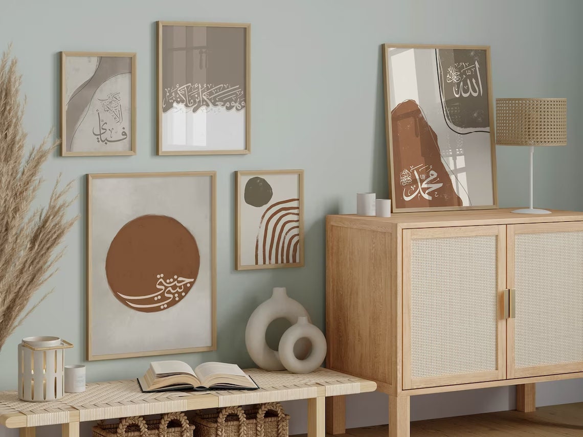 Einzigartige Wandbilder mit islamischer Kalligraphie an einer blauen Wand, ideal für jedes Zuhause. Poster Abstrakt Islamische Kalligraphie I Wandbilder Wohnzimmer & Schlafzimmer I Deko Print Bilder I ohne Rahmen von justgoodmood.