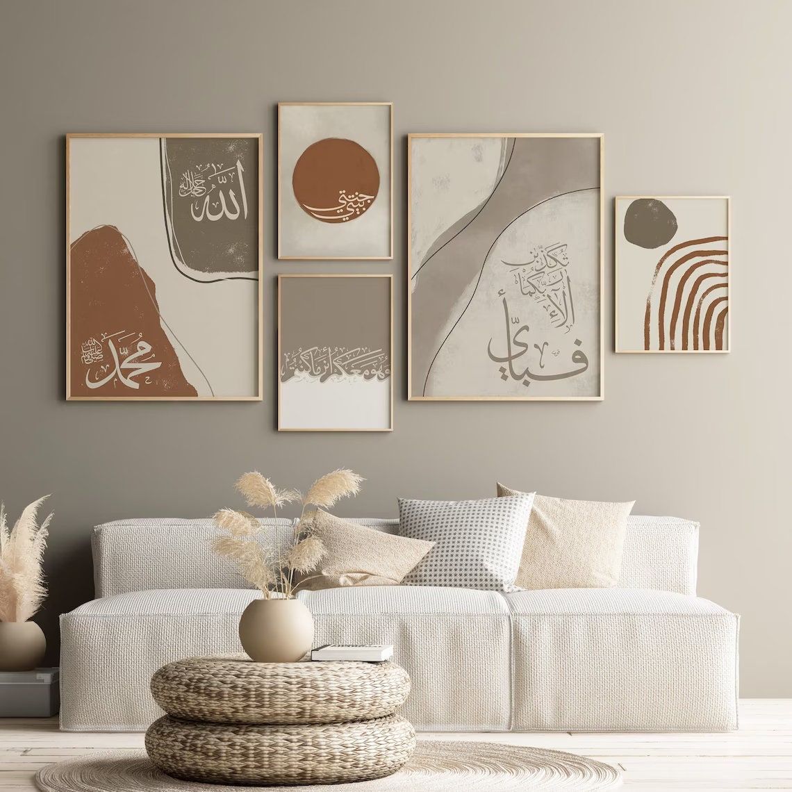 Abstrakte islamische Kalligraphie Poster in einem eleganten Wohnzimmer mit gemütlichen Möbeln. Poster Abstrakt Islamische Kalligraphie I Wandbilder Wohnzimmer & Schlafzimmer I Deko Print Bilder I ohne Rahmen von justgoodmood.