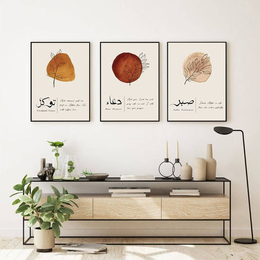 Ansprechende Wandbilder mit islamischer Kalligraphie, erstellt von justgoodmood. Ideal für geschmackvolle Raumgestaltung in Wohnzimmer oder Schlafzimmer.