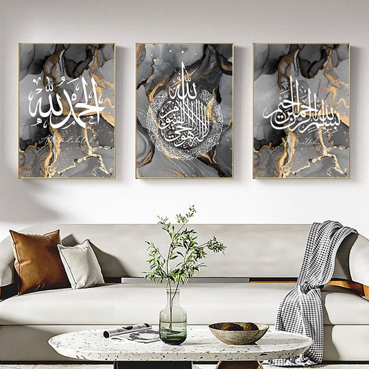 Schöne islamische Kalligraphie Poster von justgoodmood in Gold, Schwarz und Grau, dekoriert für Wohnzimmer und Schlafzimmer.