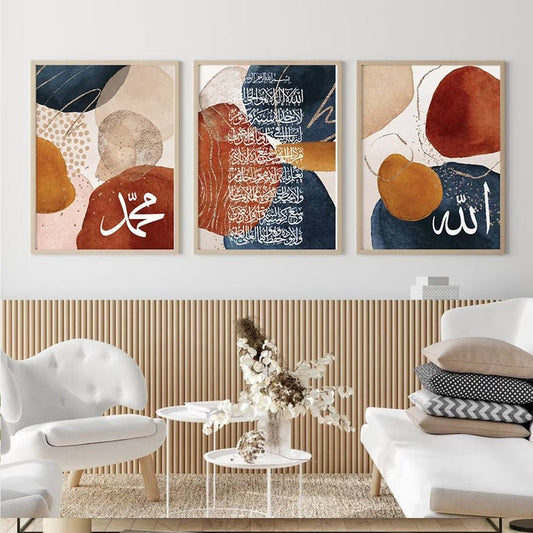 Stylisches Wandbild Islamische Kalligraphie Abstrakte Formen Gold von justgoodmood, ideal dekoriert in einem gemütlichen Wohnzimmer mit stilvollen Möbeln.