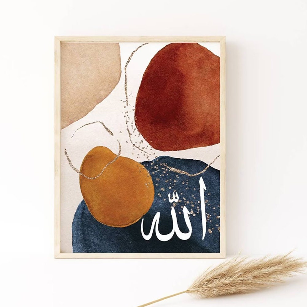 Elegantes Poster Islamische Kalligraphie Abstrakte Formen Gold von justgoodmood, wunderschön in einem minimalistischen Rahmen platziert und zur perfekten Wanddeko.