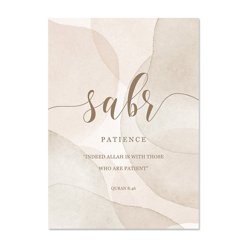 Das Poster 'Sabr, Geduld' von justgoodmood in einem sanften, künstlerischen Design. Es enthält eine inspirierende Botschaft aus dem Quran, perfekt für positive Raumgestaltung.
