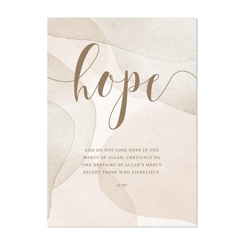 Elegantes Poster 'Hoffnung' von justgoodmood mit einem positiven Zitat aus dem Quran. Dieses stilvolle Wandbild bringt eine freundliche Atmosphäre in Ihr Zuhause.