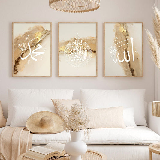 Poster Arabische Kalligraphie Gold von justgoodmood, stilvolles Set von drei Wandbildern featuring kalligraphische Kunstwerke ‘Muhammad’, ‘Allah’ und arabische Schrift, perfekt für die dekorative Gestaltung von modernen Räumen.