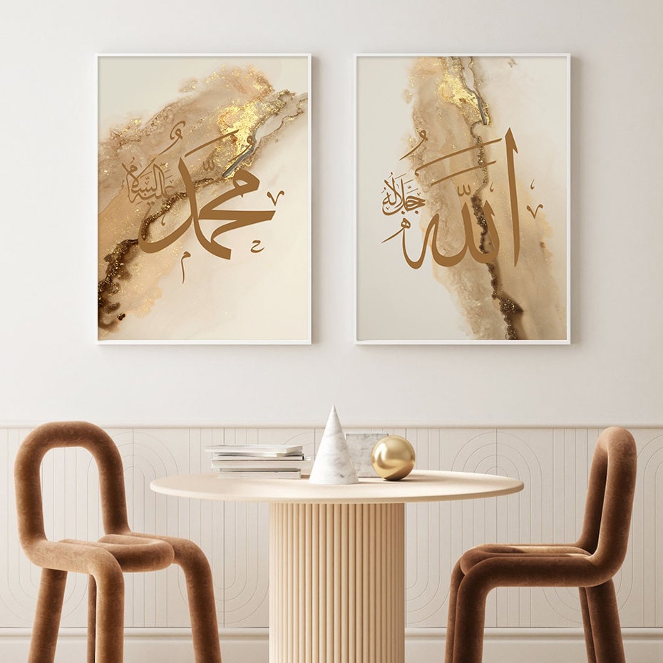 Elegantes Set von zwei Postern Arabische Kalligraphie in Gold von justgoodmood, dekoriert in einem gemütlichen Essbereich mit zeitgenössischem Design.