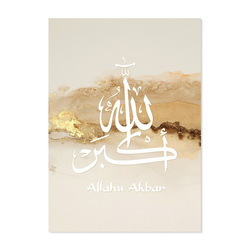 Elegantes Poster mit arabischer Kalligraphie in Gold und edlem Design von justgoodmood, perfekt für Wohnzimmer und Schlafzimmer. Kunstwerk 'Allah Akbar' mit modernem Hintergrund.