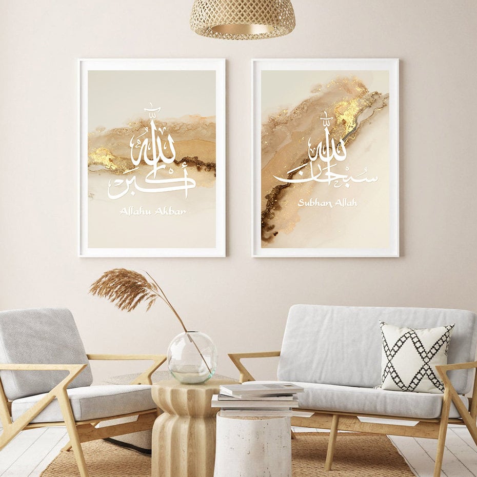 Elegantes Wandbild mit goldener arabischer Kalligraphie von justgoodmood, perfekt für ein stilvolles Zuhause.