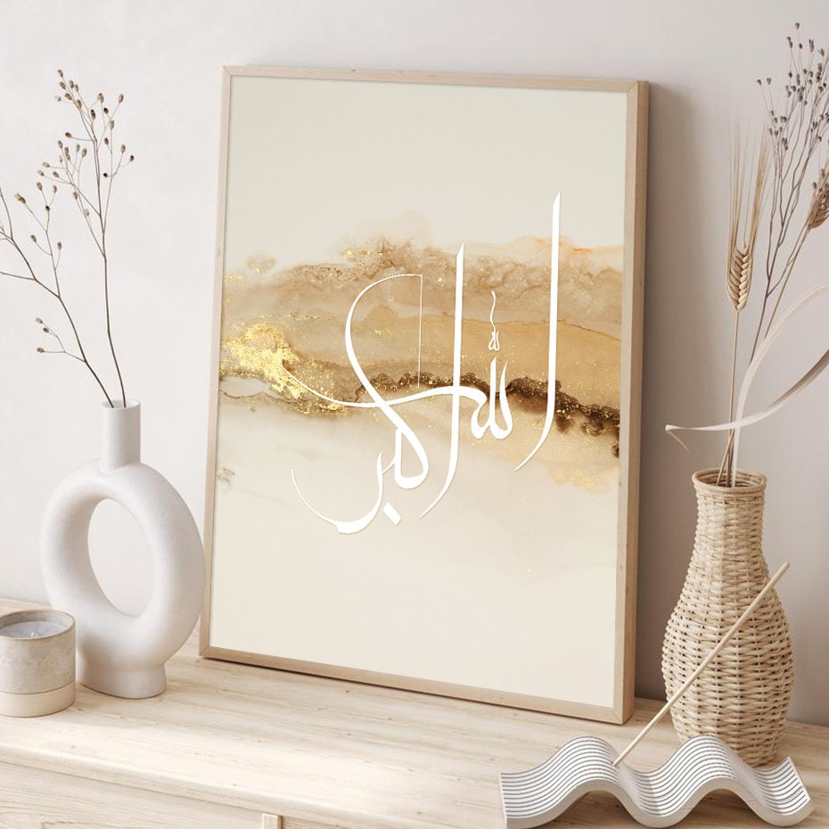 Elegantes Poster Arabische Kalligraphie Gold von justgoodmood. Stilvolles Wanddekor mit goldenen Akzenten für ein Zuhause voller Inspiration.