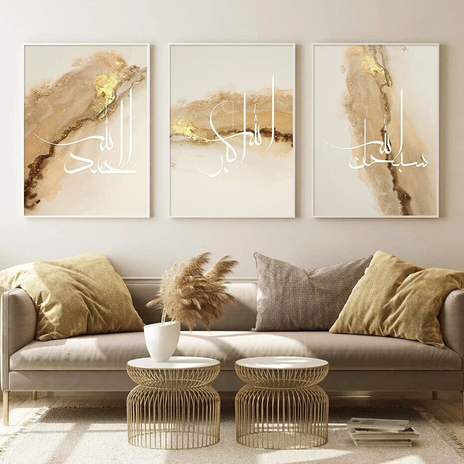 Wunderschönes Poster Arabische Kalligraphie Gold von justgoodmood. Modernes Wandbild mit goldenen Akzenten, perfekt für Wohnzimmer und Schlafzimmer.