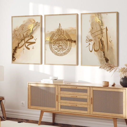 Schönes Poster Arabische Kalligraphie in Gold von justgoodmood, präsentiert in einem stilvollen Wohnzimmer mit neutralen Farben und modernem Möbelstück.