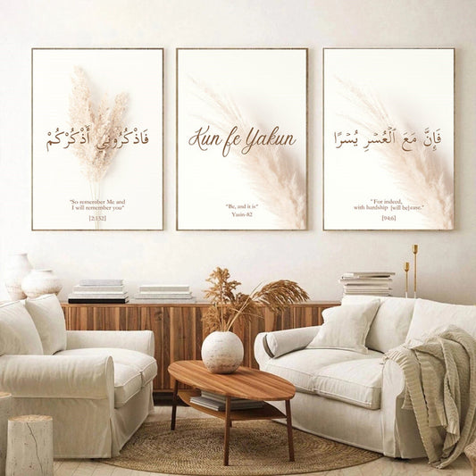 Stimmungsvolles Wandbild mit Pampass Gras und islamischer Kalligraphie, ideal für Wohnzimmer und Schlafzimmer. Poster von justgoodmood.