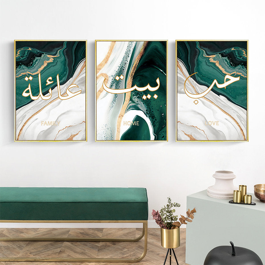 Drei elegante Poster mit arabischer Kalligraphie in Gold und Grün, gestaltet von Justgoodmood. Die Wandbilder tragen die Begriffe 'Familie', 'Zuhause' und 'Liebe' und dekorieren perfekt jeden Raum.