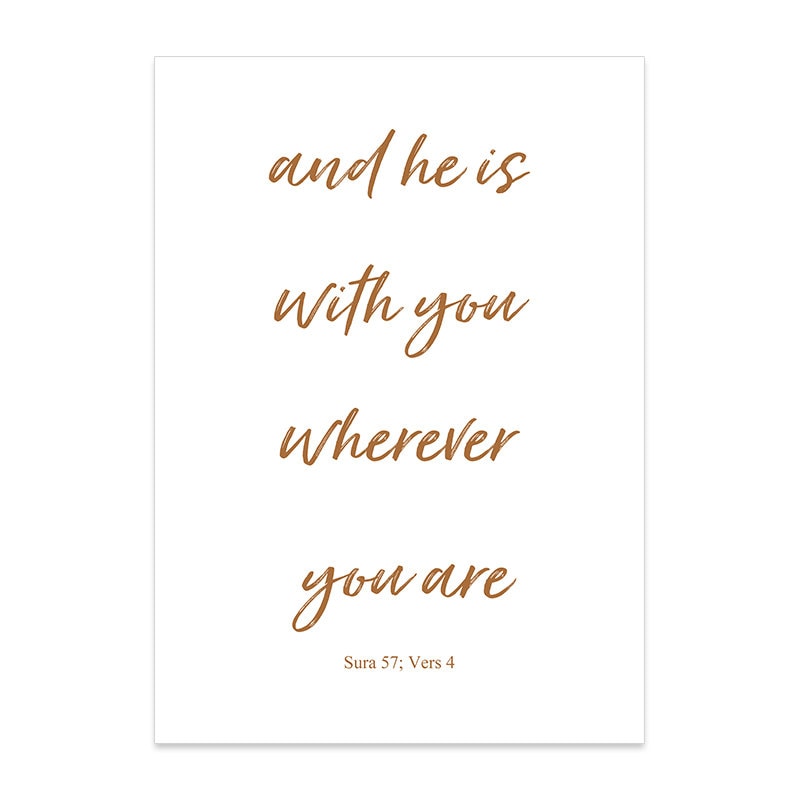 Inspirierendes Zitat: 'and he is with you wherever you are' in schöner Schrift, ideal für eine positive Wandgestaltung. Poster Islamische Kalligraphie Boho Abstrakt I Wandbilder Wohnzimmer & Schlafzimmer I Deko Print Bilder I ohne Rahmen von justgoodmood.