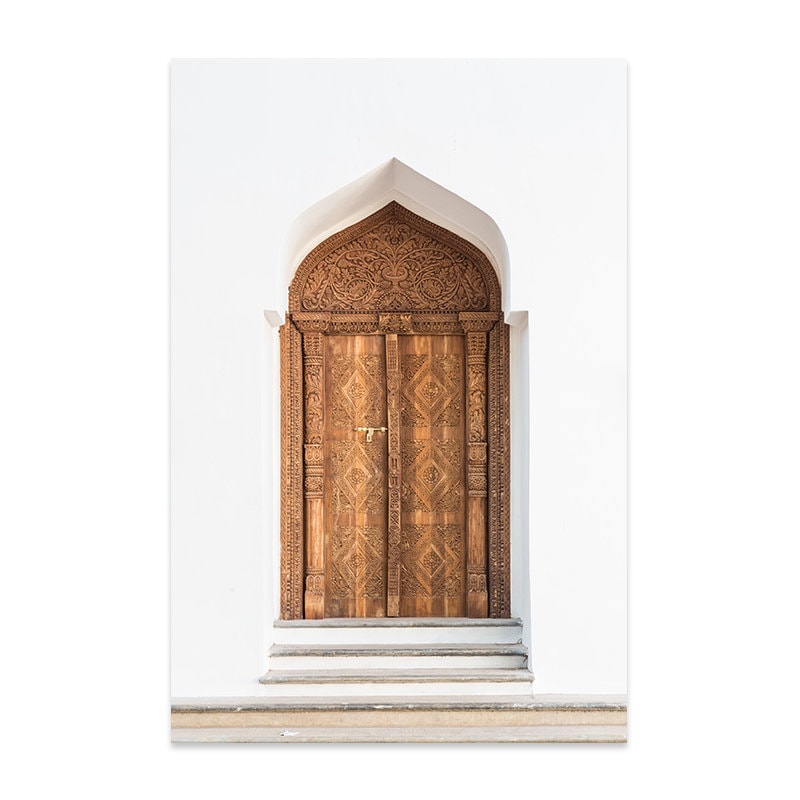 Elegante Holztür in traditionellem Design, umrahmt von weißem Mauerwerk, als Teil der islamischen Kalligraphie Boho Abstrakt Kollektion von justgoodmood.