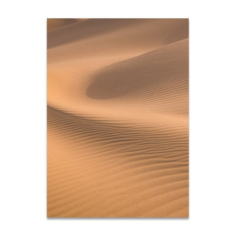 Sanfte Wellen von Sanddünen in warmen Farben, ideal für eine beruhigende Atmosphäre in Ihrem Zuhause. Poster Islamische Kalligraphie Boho Abstrakt I Wandbilder Wohnzimmer & Schlafzimmer I Deko Print Bilder I ohne Rahmen von justgoodmood.