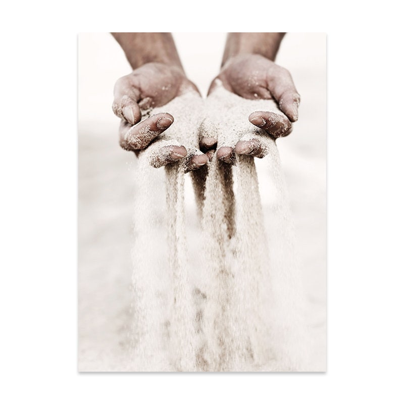 Hände, die Sand halten und durch die Finger rieseln lassen, Symbolik für Zeit und Erinnerungen, perfekt für Ihre Wandgestaltung. Poster Islamische Kalligraphie Boho Abstrakt I Wandbilder Wohnzimmer & Schlafzimmer I Deko Print Bilder I ohne Rahmen von justgoodmood.