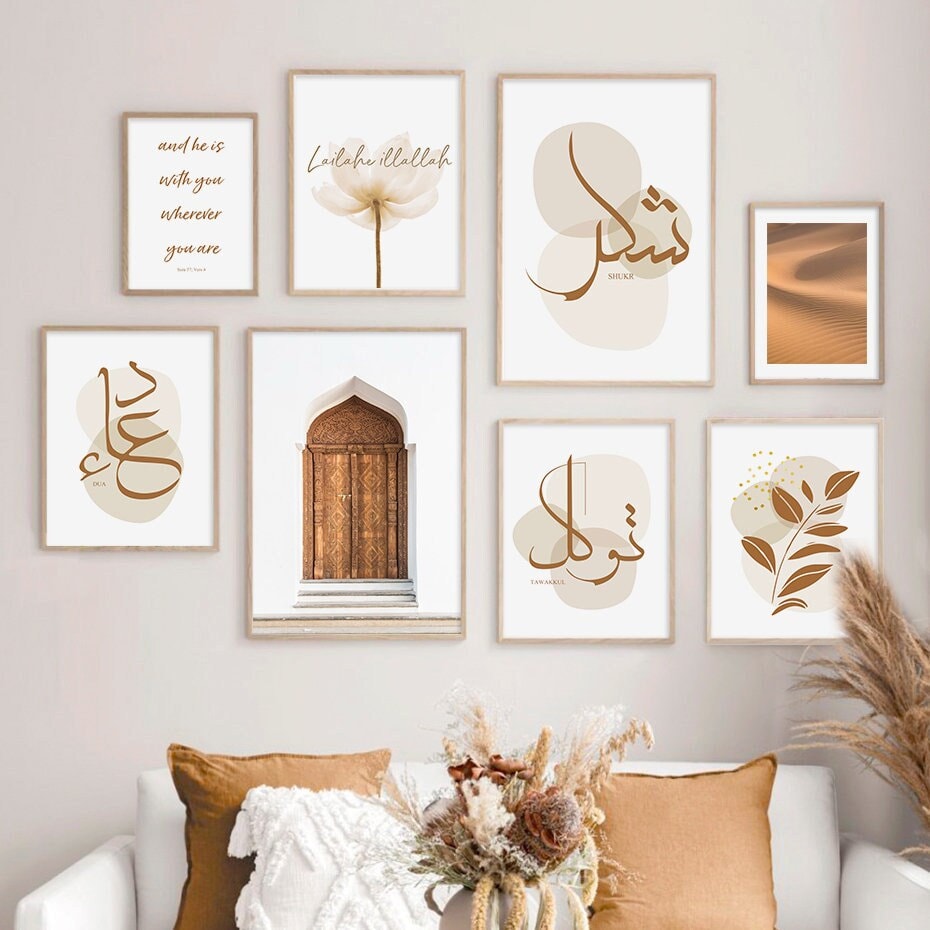 Stilvolle Wandbilder mit islamischer Kalligraphie im Boho-Stil, Deko Print Bilder für Wohnzimmer und Schlafzimmer von justgoodmood, perfekt für kreative Wandgestaltung.