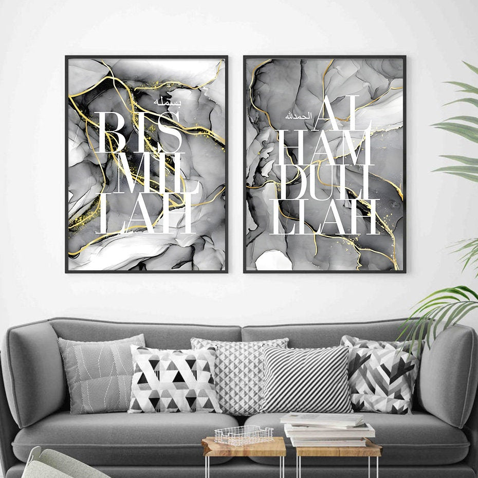 Stylisches Poster "Bismillah Alhamdulillah" von justgoodmood, präsentiert in einem modernen Wohnzimmer auf einer eleganten grauen Couch. Die beeindruckenden grafischen Drucke mit goldenen Akzenten verleihen dem Raum eine spirituelle Note.