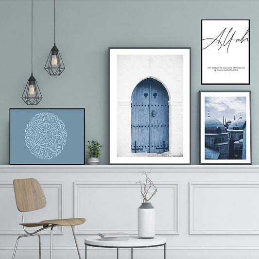Elegante Wandgestaltung mit blauen Türen und inspirierenden Schriftzügen, perfekt für jeden Raum. Poster Istanbul Sultan Ahmet Moschee von justgoodmood.